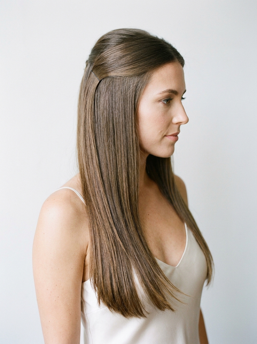 Glatter Half-Up Style als Frisuren für lange Haare als Hochzeitsgast Inspiration 2026